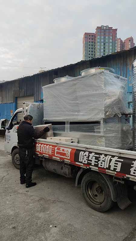 都江堰20T闭式冷却塔+水箱+水泵货拉拉送货现场