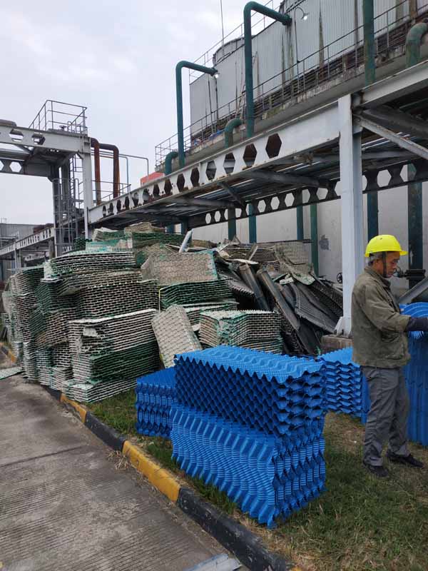 冷却塔维修中填料更换需