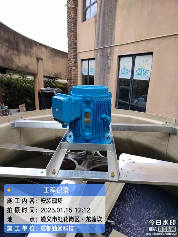 贵州遵义200T 圆形玻璃钢冷却塔安装现场